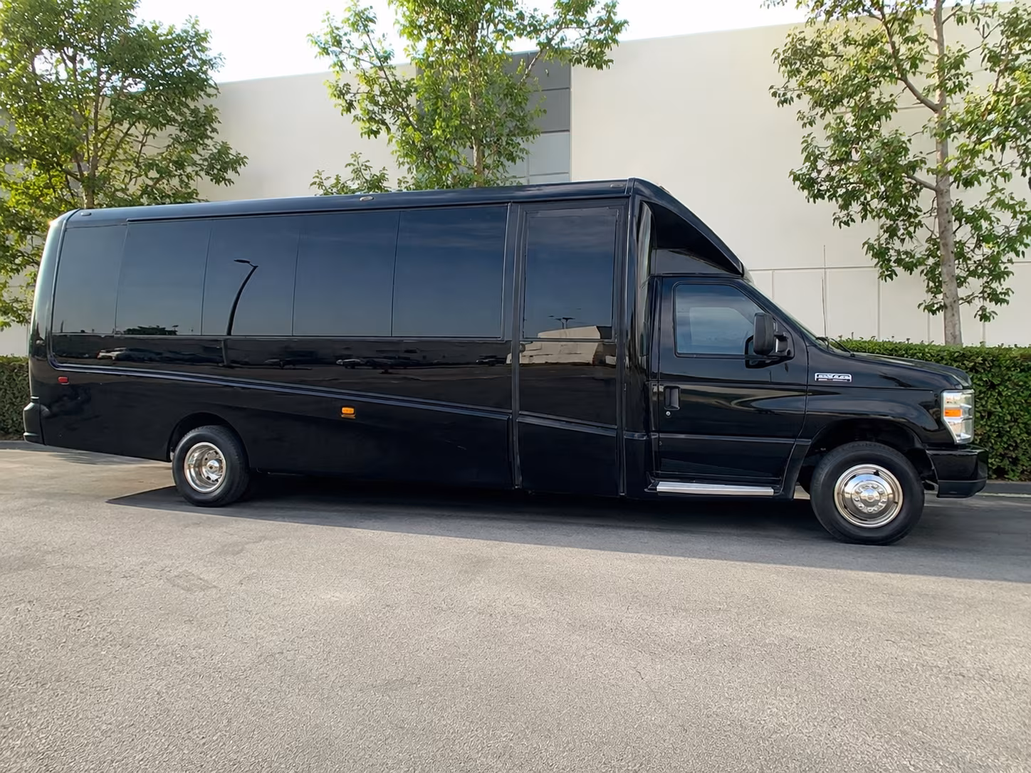 guest shuttles to chateau aux arc and wedding venues around fort smith